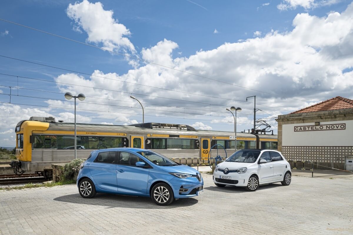 imagem de dois carros elétricos renault no projeto mobilidade urbana sustentável em castelo novo